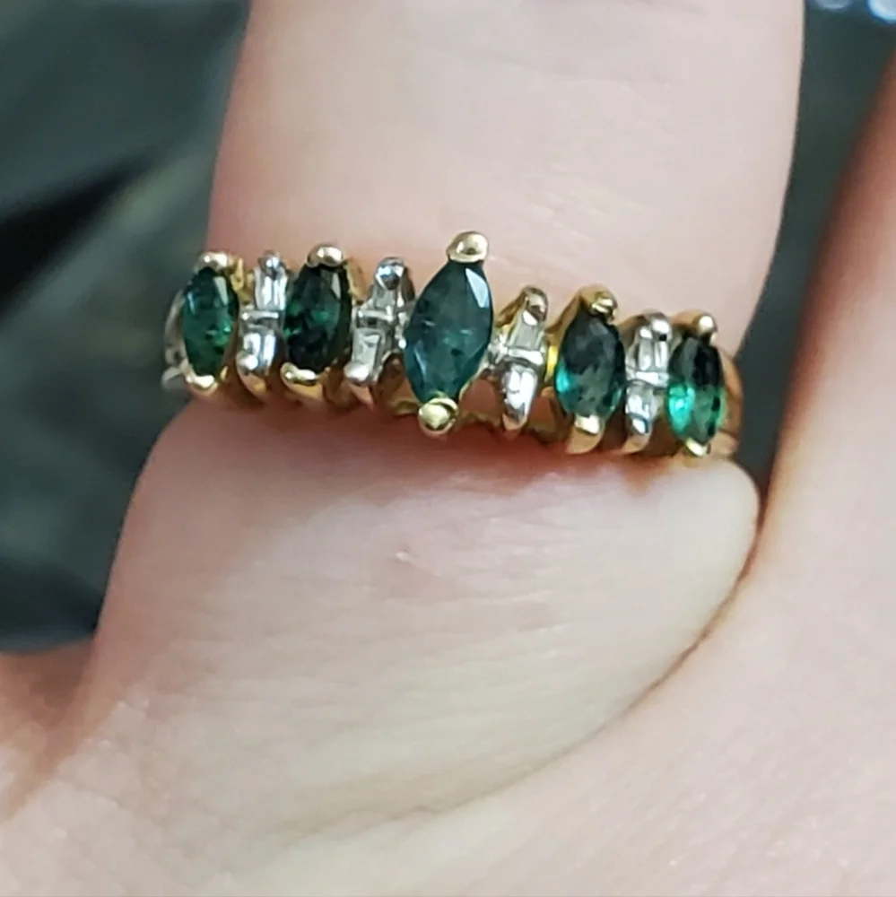 Elegant Gold and Green Stone Ring - Picture 5 of 8